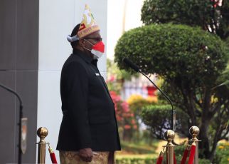 Pimpin Upacara Kenakan Pakaian Adat Lampung, Wamendagri: Bangga Orang Timur Bisa Berbaur