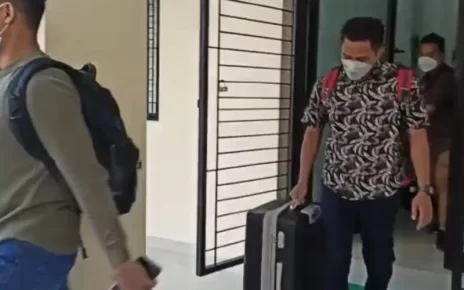 Kampus Unila Digeledah, KPK Bawa Dua Koper Barang Bukti Dugaan Suap Prof. Dr. Karomani
