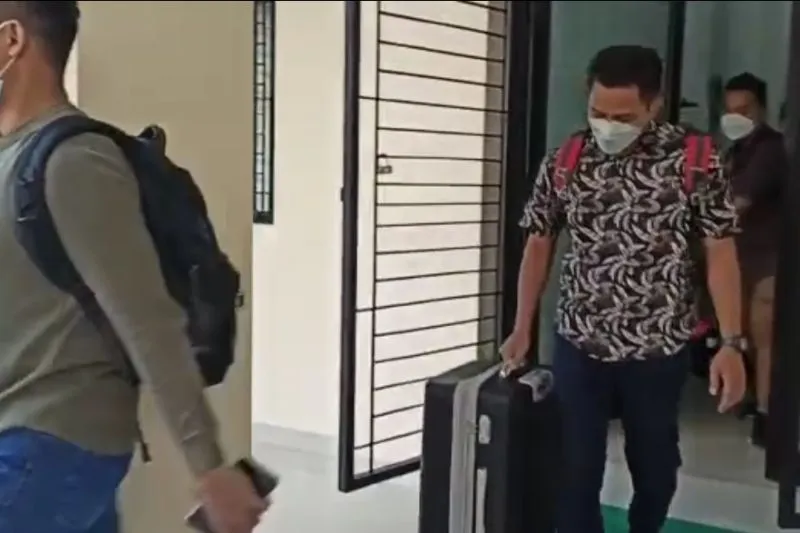 Kampus Unila Digeledah, KPK Bawa Dua Koper Barang Bukti Dugaan Suap Prof. Dr. Karomani