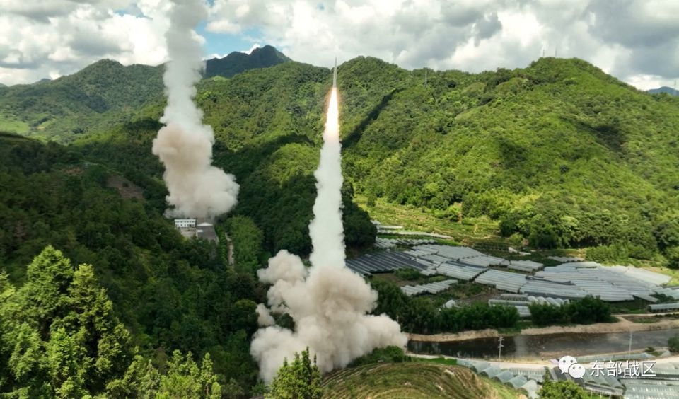 Rudal Cina Meluncur Diatas Langit Ibu Kota Taiwan