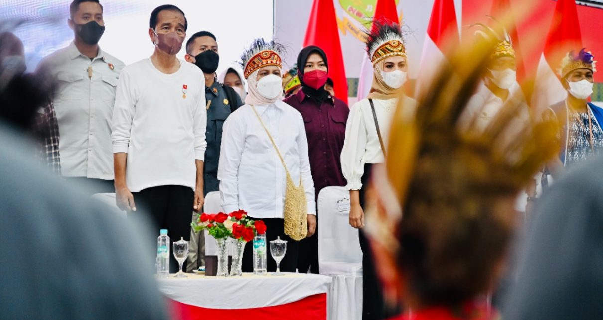 Presiden Jokowi Serahkan NIB bagi Pelaku UMKM di Tanah Papua