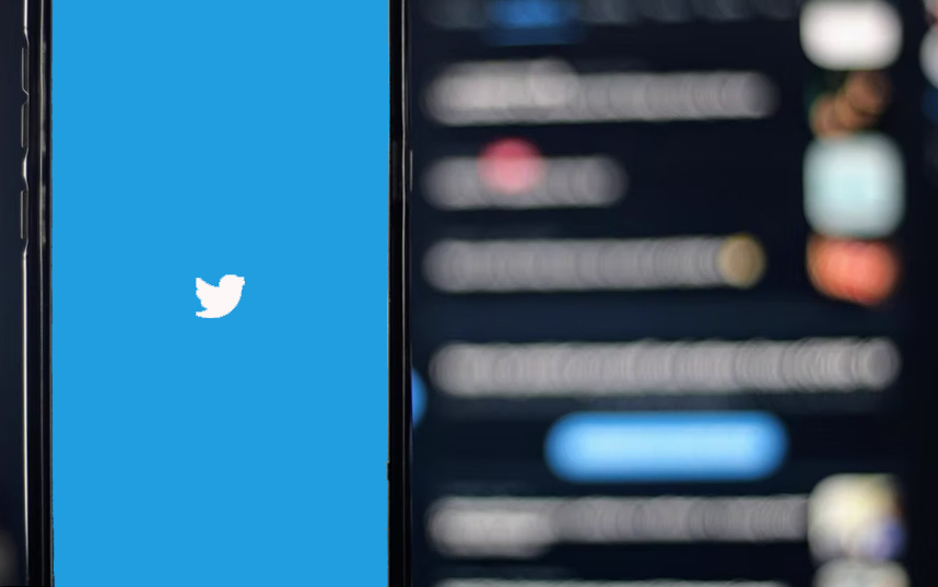 Tampilan video di Twitter kini bakal mirip TikTok. Dilansir dari Engadget, Twitter mengumumkan bahwa mereka akan memutar video dengan layar penuh.