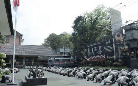 Ratusan Polisi Malang Sujud Massal Minta Maaf Atas Tragedi Kanjuruhan