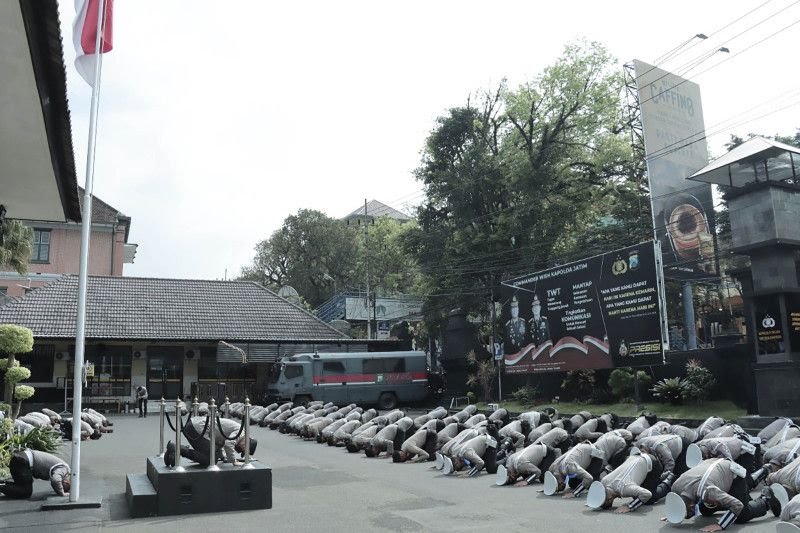 Ratusan Polisi Malang Sujud Massal Minta Maaf Atas Tragedi Kanjuruhan