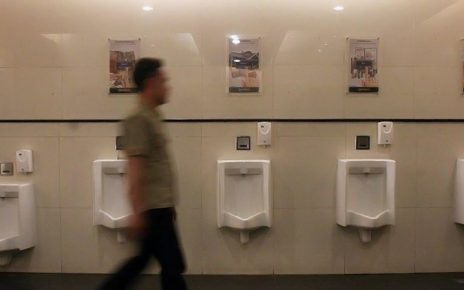 Buang Air Kecil Sambil Berdiri, Apakah Aman?