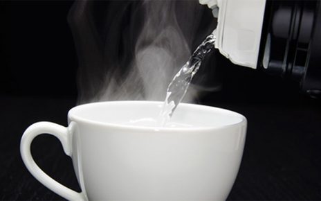 Baiknya Minum Air Hangat Bagi Penderita Masalah Lambung
