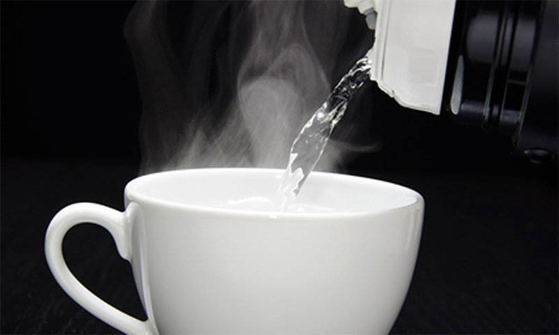 Baiknya Minum Air Hangat Bagi Penderita Masalah Lambung