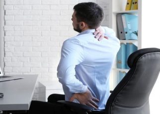 erlalu lama berdiri atau duduk bisa berdampak buruk bagi kesehatanmu, mulai dari masalah tulang dan otot hingga rentan stres. Sayangnya, Kamu tak bisa