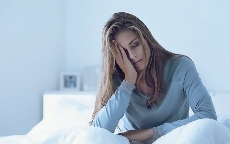 Akhir-akhir ini Kamu sulit tidur di malam hari atau insomnia? Perlu Kamu ketahui, masalah ini biasa dikaitkan dengan berbagai faktor, seperti pola tidur yang salah, kondisi medis, kecemasan, hingga depresi. Di samping itu, rupanya insomnia juga dipengaruhi oleh pola makan, lo! Nah, kalau Kamu merasa pola tidurmu oke serta sehat secara fisik dan mental, bisa jadi insomnia yang Kamu alami belakangan ini disebabkan oleh pola makanmu yang salah. Oleh karenanya, pola makan ini mestinya Kamu perbaiki. Nah, memang pola makan seperti apa sih yang bisa memicu insomnia dan harus Kamu perbaiki? Coba simak penjelasan berikut ini. 1. Kelebihan kafein Konsumsi kafein berlebihan bisa menyebabkan insomnia atau memperburuk insomnia yang sudah diidap. Selain itu, kafein dalam kadar tinggi bisa memicu kecemasan, sehingga memungkinkan Kamu sering terbangun di malam hari dan memperburuk kualitas tidur. Perlu dicatat kafein tak hanya ada di kopi, tetapi juga ada di teh, soda, dan cokelat hitam. Nah, batasilah konsumsi asupan seperti ini. 2. Sering minum minuman berenergi Minuman energi juga bakal membuat Kamu sulit tidur. Sama seperti kopi, minuman ini juga mengandung kafein yang bakal membuat Kamu terjaga dan lebih fokus. Maka dari itu, hindari mengonsumsinya menjelang tidur. Minuman ini lebih tepat dikonsumsi saat siang hari ketika Kamu harus fokus, namun lemas dan mengantuk. 3. Makan pedas menjelang tidur Bagi beberapa orang, mengonsumsi makanan pedas setiap kali makan adalah hal wajib. Namun, jika makanan pedas dikonsumsi beberapa jam menjelang jam tidur, maka bisa menyebabkan atau memperparah gangguan pencernaan. Pasalnya, saat Kamu berbaring, asam bakal mengalir ke kerongkongan dan menyebabkan iritasi. Nah, kondisi ini bakal bikin perut Kamu tak nyaman karena mulas dan sakit perut Belum lagi, efek gerah setelah makan pedas. Karena hal-hal ini, amu jadi sulit tidur. 4. Terlalu banyak makan karbohidrat olahan Kelebihan mengonsumsi karbohidrat olahan seperti roti putih, pasta, kue kering, atau keripik juga bakal membuat Kamu sulit tidur. Pasalnya, krbohidrat olahan bisa meningkatkan gula darah dengan cepat, sebaliknya dari karbohidrat kompleks. Adapun gula darah tinggi berkaitan dengan gangguan tidur seperti insomnia dan sleep apnea. Menurut studi, orang yang mengonsumsi karbohidrat olahan dalam jumlah besar bisa kesulitan tidur nyenyak dan lebih mungkin mengembangkan insomnia dalam tiga tahun. 5. Terlalu banyak makan lemak jenuh Makanan yang tinggi lemak jenuh, seperti daging dan gorengan, berpotensi menyebabkan penumpukan plak di arteri. Nah, ini bisa meningkatkan risiko terkena penyakit jantung dan stroke. Selain itu, pola makan ini juga bakal memengaruhi kualitas tidur, lo. Penelitian membuktikan bahwa mengonsumsi terlalu banyak lemak jenuh pada siang hari membuat seseorang lebih sering terbangun pada malam hari. 6. Kekurangan vitamin atau mineral Studi di jurnal Nutrients pada 2019 lalu menyebutkan bahwa kekurangan vitamin dan mineral, seperti kalsium, magnesium, vitamin D, dan K, memungkinkan seseorang lebih sulit tidur dan durasi tidurnya pendek. Nah, supaya hal ini tak terjadi, Kamu disarankan untuk memenuhi kebutuhan vitamin dan mineral harian. Ini bisa Kamu dapatkan dari makanan maupun suplemen.