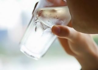 Apakah Bahaya Minum Air Es Setelah Makan?