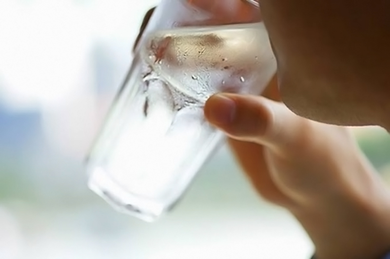 Apakah Bahaya Minum Air Es Setelah Makan?