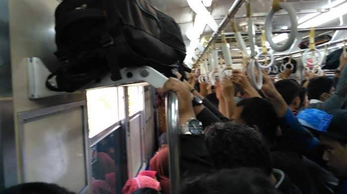 Naik Transportasi Publik Bikin Pegal, Nyeri Sendi, dkk? Coba Hadapi dengan Tips Ini