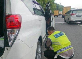 Polisi Bantu Pengemudi yang Kebingungan Pasang Ban Mobil di Tol Kapuk