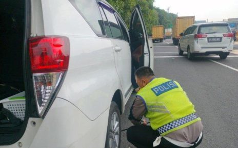 Polisi Bantu Pengemudi yang Kebingungan Pasang Ban Mobil di Tol Kapuk