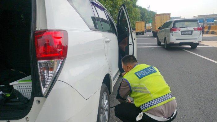 Polisi Bantu Pengemudi yang Kebingungan Pasang Ban Mobil di Tol Kapuk
