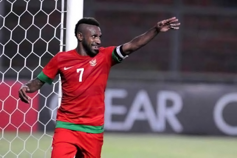 Pemain Sepak Bola Boaz Solossa Sukses Raih Gelar Master