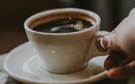 Habis Makan Langsung Minum Kopi? Risiko Ini Bisa Menghantuimu!
