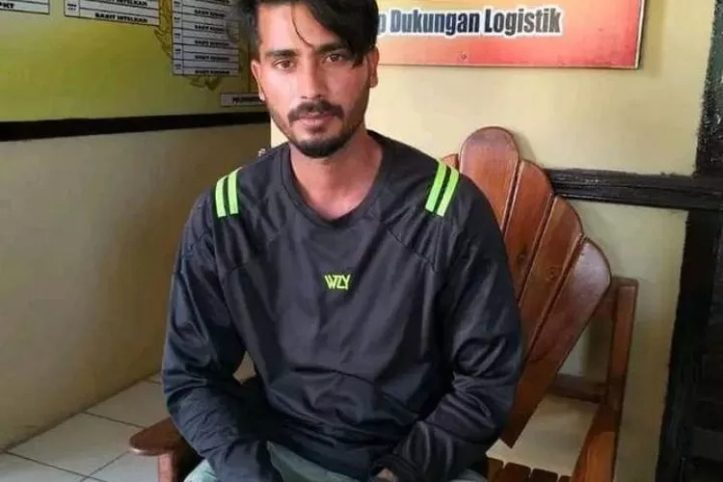 Asib Ali Bhore, pria asal India mengalami nasib pilu. Pria yang sedang dimabuk cinta ini, terbang dari negaranya untuk mengunjungi kekasihnya di Kabupaten Wajo, Sulawesi Selatan.