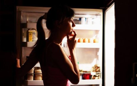 Bahaya Bagi Kesehatan, Hindari Makan Tengah Malam dengan Tips Ini