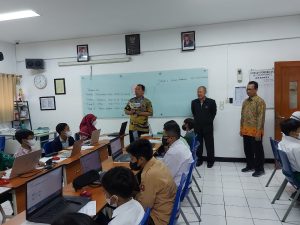 Rektor UNJ meninjau tes PSB