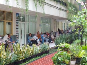 Orang tua menunggu dengan sabar