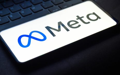 Meta Verified Bakal Ramai Diikuti Influencer dkk Channel9.id-Jakarta. Bank of America (BoFA) memproyeksikan bahwa layanan berbayar Meta atau Meta Verified bakal diikuti oleh 12 juta pelanggan per 2024. BoFA menilai bahwa Meta Verified menarik bagi influencer, bukan untuk pengguna biasa. BoFA juga memprediksi Meta akan membuka layanan tersebut untuk pebisnis. Menurut CEO Meta Mark Zuckerberg, menghadirkan Meta Verified adalah cara Meta untuk meningkatkan keaslian dan keamanan di berbagai layanan Meta. “Layanan ini, yang tarifnya mulai USD 11,99 perbulan, menawarkan logo verifikasi dan pemantauan identitas serta berbagai fitur terkait. Saat ini sedang diuji di Australia dan Selandia Baru,” jelas Zuckerberg melalui Broadcast Channels di Instagram, belum lama ini. Dengan biaya berlangganan USD 11,99 perbulan, analis BoFA memperkirakan Meta bisa menghasilkan USD 1,7 miliar selama 2024 dari layanan ini. Analis BoFA mengatakan bahwa Meta Verified akan menarik bagi influencer karena bisa meningkatkan jangkauan audiens mereka. Layanan ini juga membantu mereka untuk muncul di posisi teratas dalam pencarian konten.