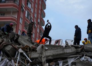 Pilu Korban Gempa Turki-Suriah: Mengungsi di Tengah Jalan Menahan Dinginnya Cuaca