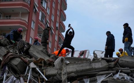 Pilu Korban Gempa Turki-Suriah: Mengungsi di Tengah Jalan Menahan Dinginnya Cuaca
