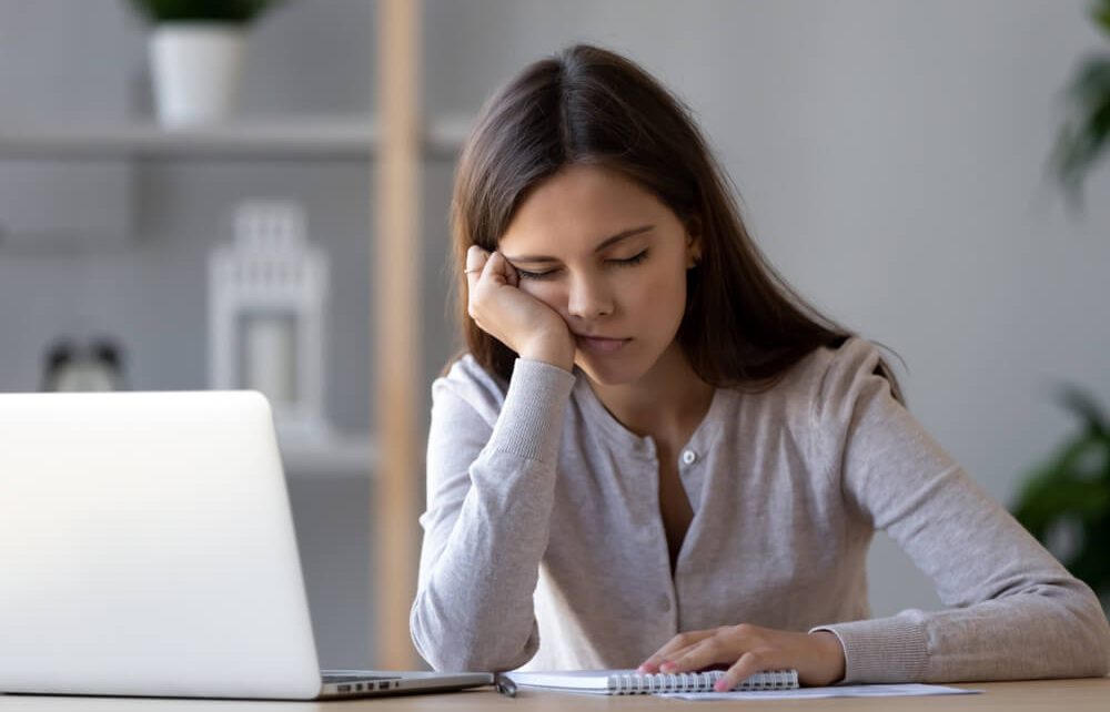 Lesu dan Ngantuk Saat Kerja? Coba Tips Berikut Ini