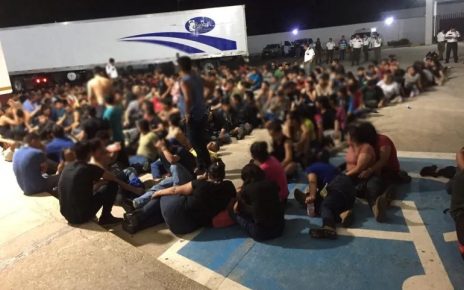 Lebih dari 100 remaja dari Guatemala telah dipulangkan kemabli setelah mereka ditemukan di dalam trailer truk di Meksiko, Kamis (9/3).