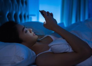 Hati-Hati! Ini Risiko Kalau Main Ponsel di Tempat Tidur
