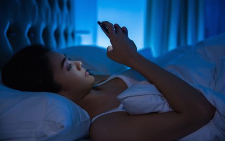 Hati-Hati! Ini Risiko Kalau Main Ponsel di Tempat Tidur
