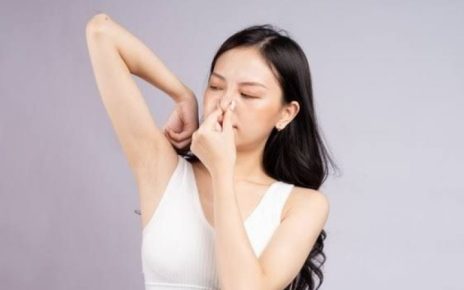 Ada Faktor Lain yang Bikin Bau Badan Selain Keringat, Apa Saja Tuh?