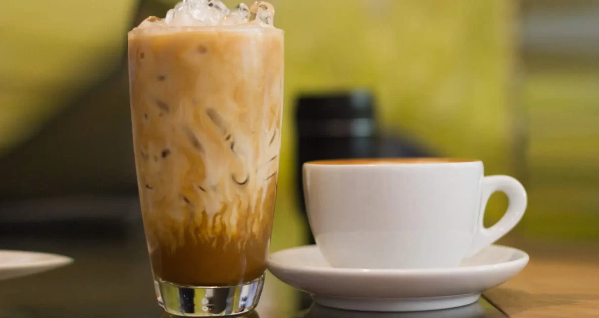 Apa Bedanya Manfaat Es Kopi dan Kopi Hangat