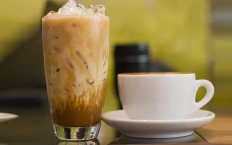 Apa Bedanya Manfaat Es Kopi dan Kopi Hangat