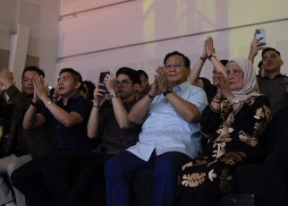 Prabowo Nonton Bareng Al Ghazali Konser Orkestra Dewa 19 di Surabaya