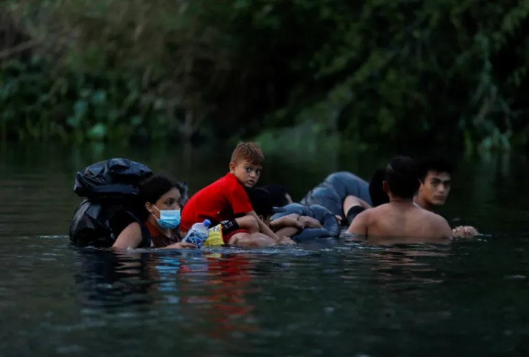 Kebijakan Perbatasan Covid-19 Berakhir, Imigran Membludak di Daerah Perbatasan