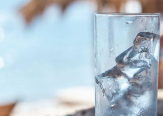 Risiko yang Harus Diwaspadai Kalau Suka Minum Air Es