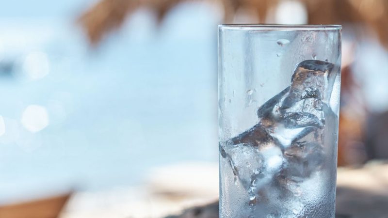 Risiko yang Harus Diwaspadai Kalau Suka Minum Air Es