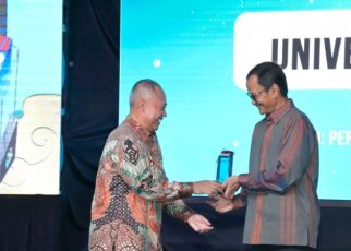 Rektor UNJ Prof Komarudin Menerima Anugerah Merdeka Belajar