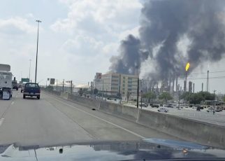 Api Berkobar Tiga Hari di Pabrik Kimia Shell Texas