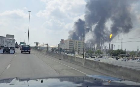 Api Berkobar Tiga Hari di Pabrik Kimia Shell Texas