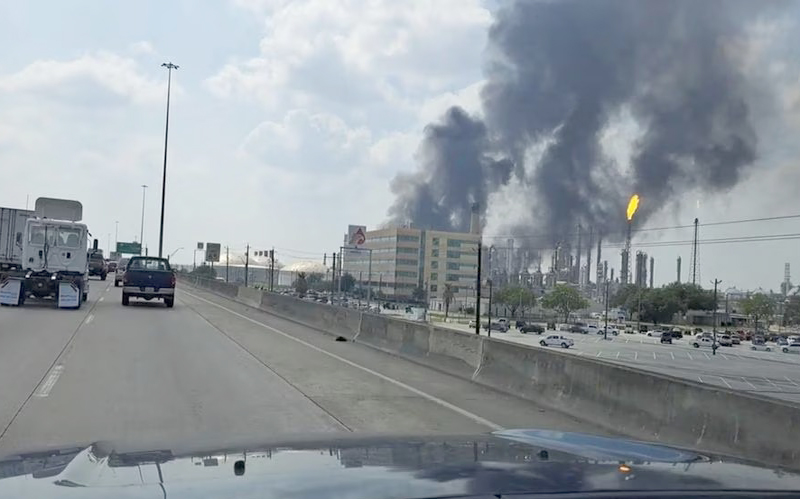 Api Berkobar Tiga Hari di Pabrik Kimia Shell Texas