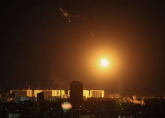 Jelang Hari Kemenangan, Rusia Lancarkan Serangan Massal ke Ukraina