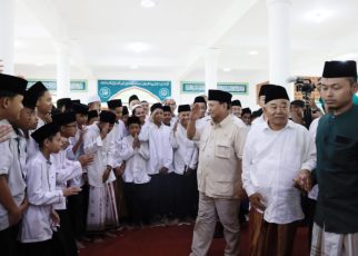 Silaturahmi Dengan Kyai dan Santri, Prabowo Kunjungi Ponpes Amanatul Ummah