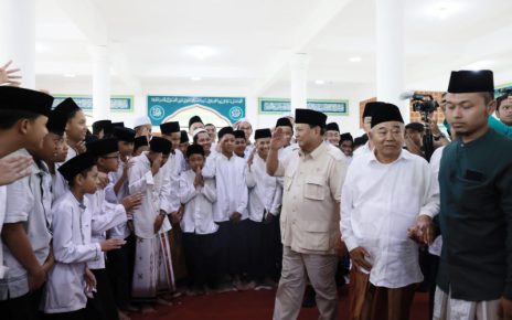 Silaturahmi Dengan Kyai dan Santri, Prabowo Kunjungi Ponpes Amanatul Ummah
