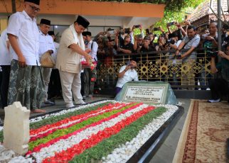 Prabowo Ziarah ke Makam Gus Dur Disambut Lantunan Sholawat