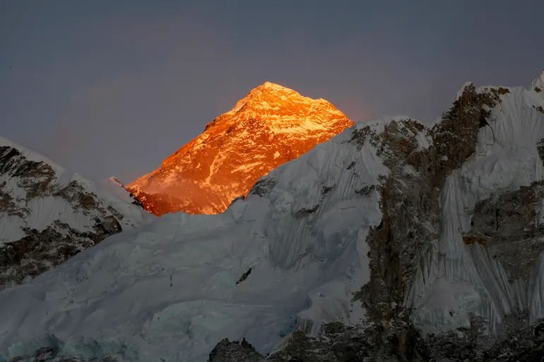 Berkah Gunung Everest yang Menggunung
