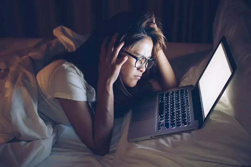 Waspada Kecanduan Media Sosial Mendorong Doomscrolling