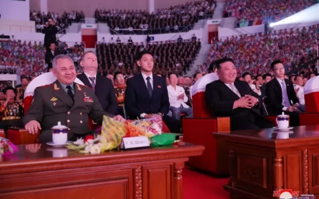 Kim Jong Un Bertemu Menper Rusia, Pertontonkan Senjata Terbarunya